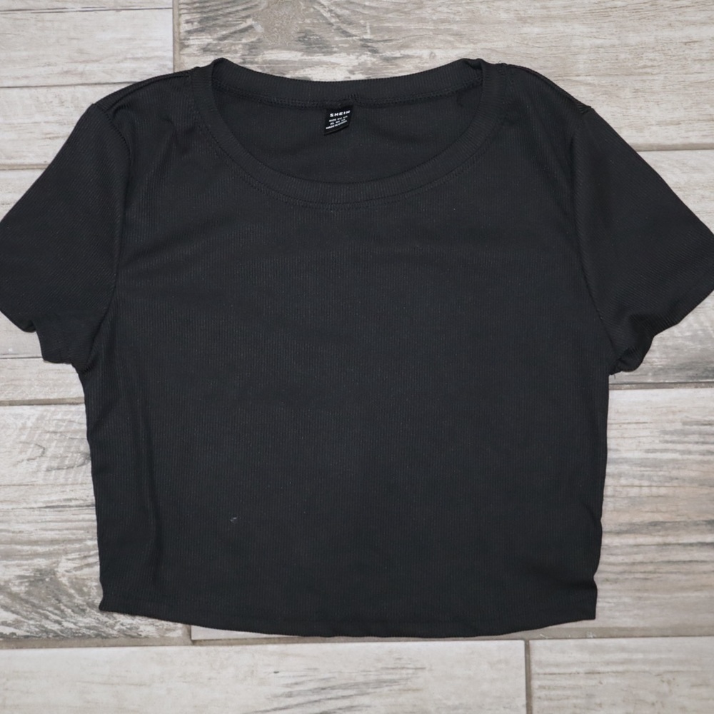 SHEIN Black Cropped Tee